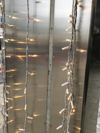 Ljusslingor på metallstolpe