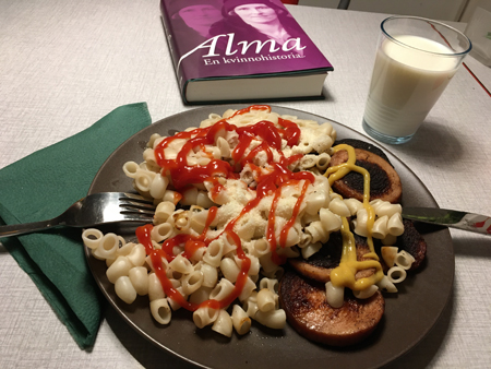 Makaroner och kycklingkorv mjölk boken Alma