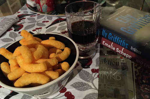 Ostbågar vin och böckerna Irrbloss och Nio liv Ostbågar vin och böckerna Irrbloss och Nio liv