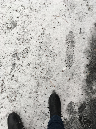 Promenad på snöig trottoar
