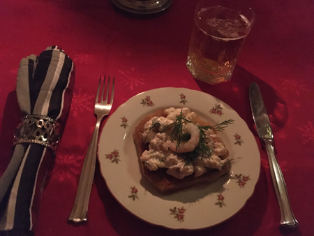 Toast Skagen och öl till förrätt