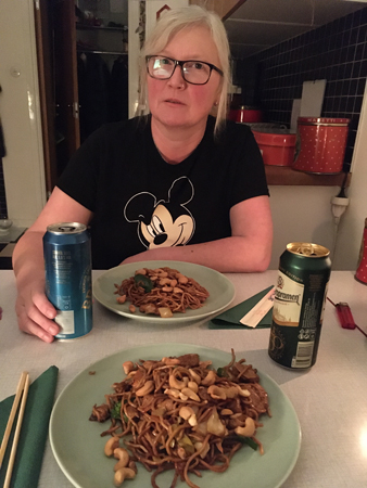 Anna vid köksbordet kycklingwok