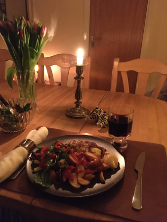 Fredagskyckling med tända ljus och tulpaner