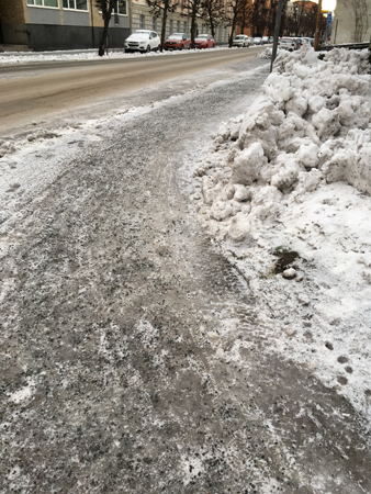 Isig men sandad trottoar