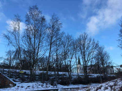 Januaridag med blå himmel över Mikaelskyrkan