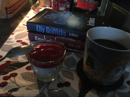 Pannacotta med slottshallon kaffe och julklappsböcker