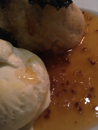 Friterad camembert glass hjortronsylt persilja