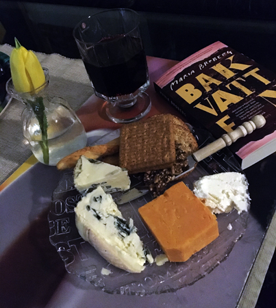 Ostassiett tulpan vin och boken Bakvatten Ostassiett tulpan vin och boken Bakvatten