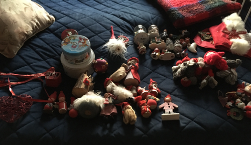 Tomtar och julsaker på sängen