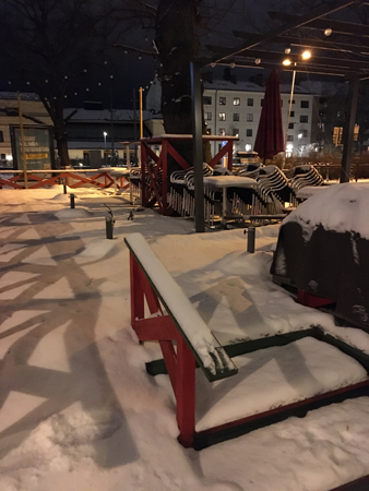 Snöig uteplats hos Trattoria Alessandro