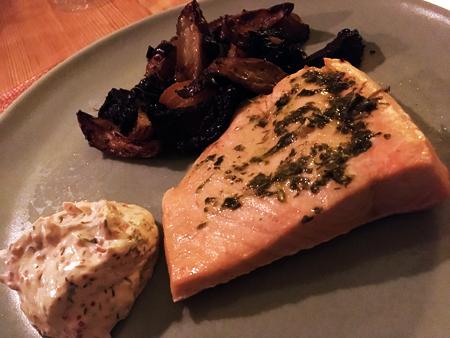 Lax med romsås och rotfrukter