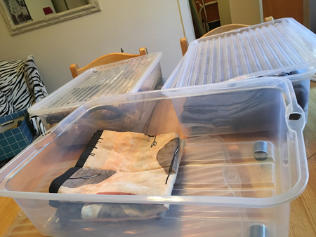 Plastlådor med dukar o gardiner