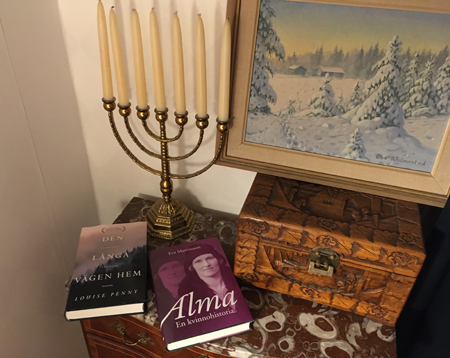 Böckerna Den långa vägen hem och Alma en kvinnohistoria