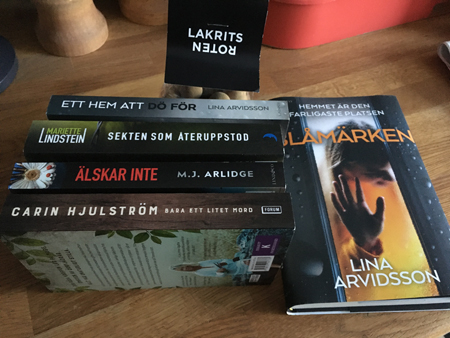 Fem julklappsböcker från arbetsgivaren och lakritsgodis