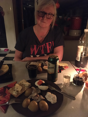 Anna äter sillmiddag