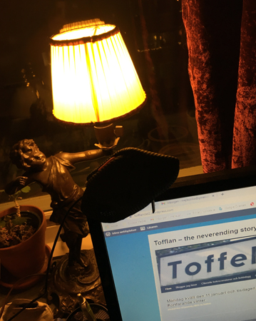 Bronslampan i Bokrummets fönster