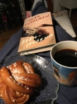 Kanelbulle kaffe och boken Överlevarna
