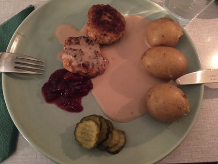Kycklingpannbiffar med potatis gräddsås lingon och gurka