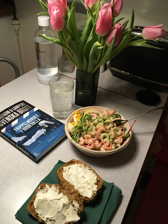 Räksallad med boken Trippelmordet i Uddevalla och tulpaner