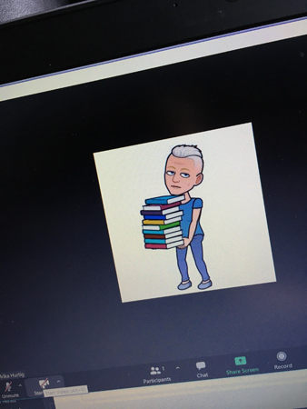 Tofflan bär böcker på datorskärmen