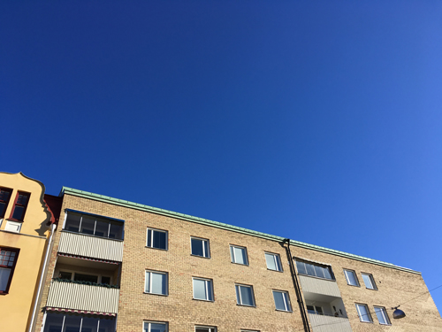 Blå himmel över gult hus Storgatan