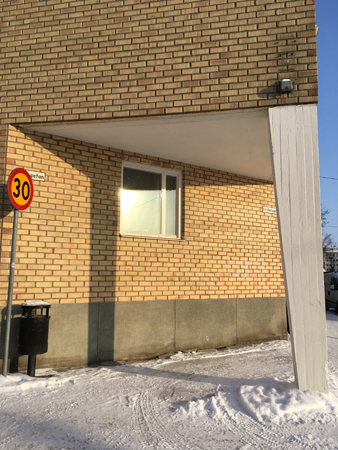 Ett soligt hörn av Storgatan