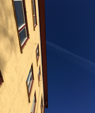 Gult hus blå himmel