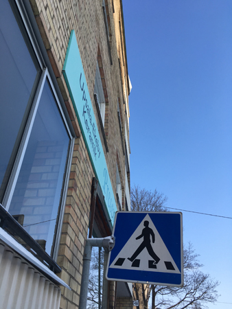 Herr Gårmanskylt mot blå himmel