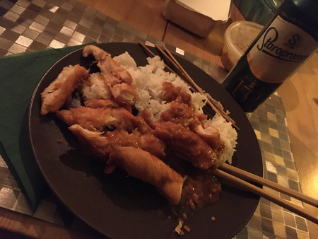 Kycklingspett jordnötssås ris Staropramen