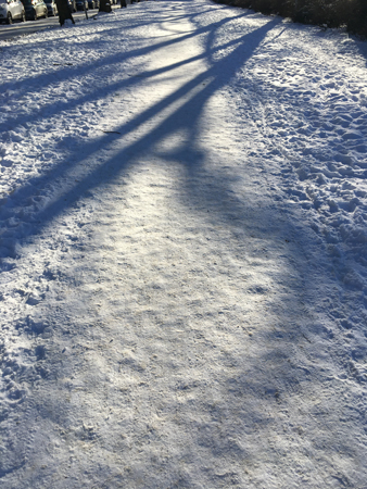 Snöig gångväg