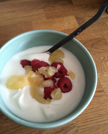 Yoghurt med hallon och äpplemos