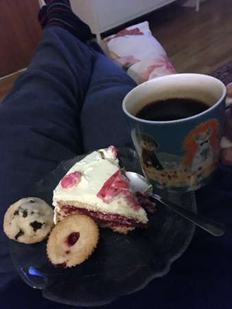 Kakor och tårta till kvällskaffet