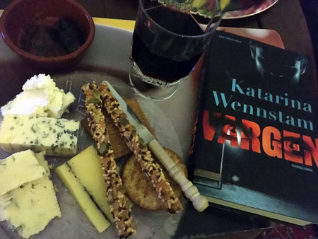 Ost kex fikonmarmelad vin och boken Vargen