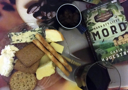 Ost kex vin fikonmarmelad och boken Bara ett litet mord