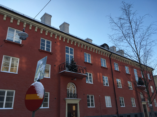 Rosa hus på St Olofsgatan med granar på balkongerna