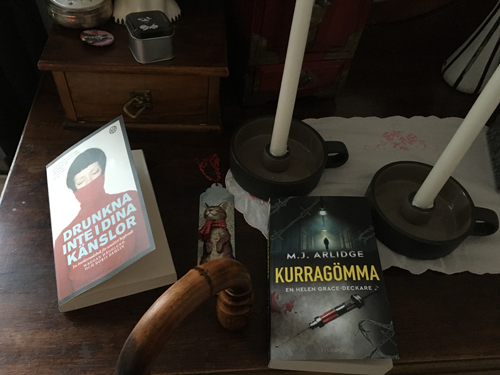 Böckerna Drunkna inte i dina känslor och Kurragömma