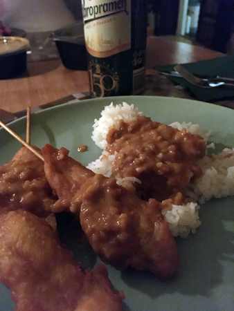 Kycklingspett med jordnötssås ris och Staropramen
