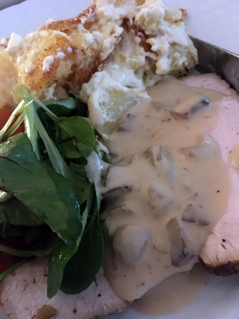 Potatisgratäng kalkonstek svampsås och grönsaker