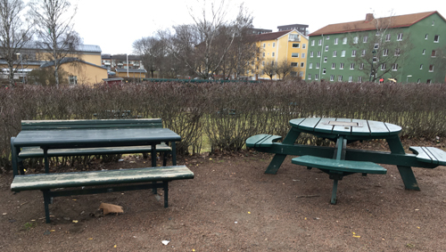 Bänkar och bord i Höganäsparken