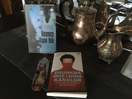 Böckerna Hennes ögon blå och Drunkna inte i dina känslor