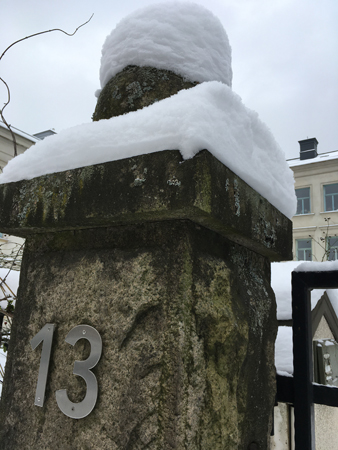 Grindstolpe nr 13 med snö