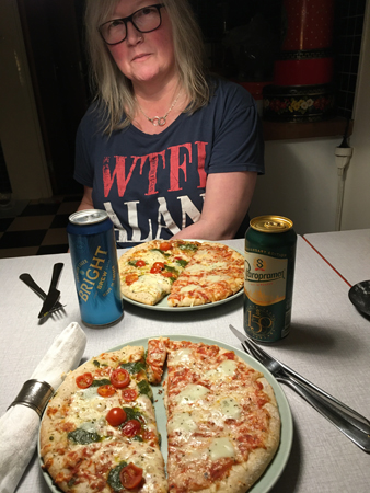 Anna med pizza och öl