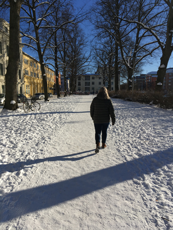 Anna på vinterpromenad