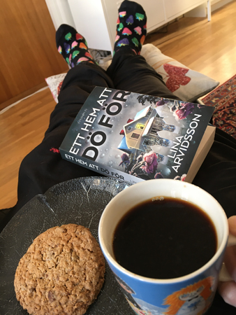 Kaffe med cookie och boken Ett hem att dö för