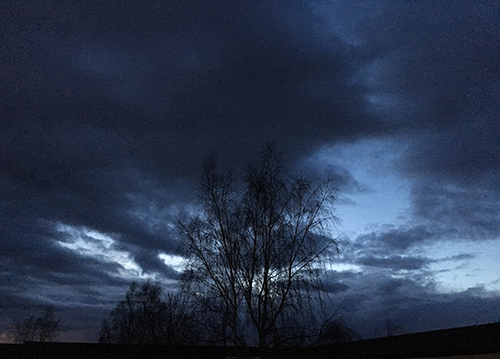 Blå kvällshimmel med moln