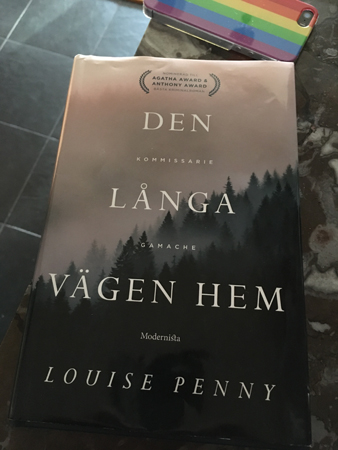 Den långa vägen hem på byrån i hallen