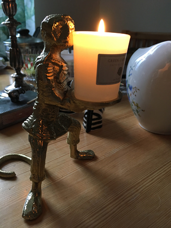 Apa med ljus Apa med ljus