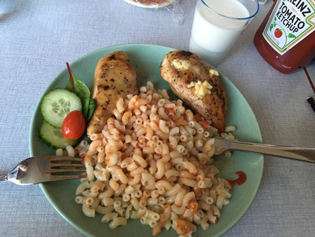 Kycklingfiléer med makaroner ketchup grönsaker mjölk