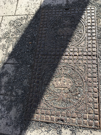 Rikstelefonlucka i trottoaren