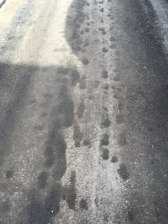 Sopat och skurat på trottoaren